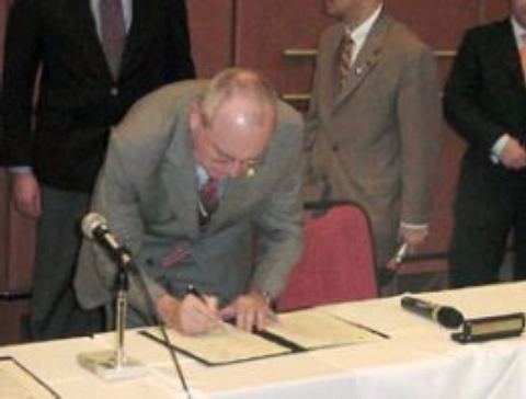 Dr. J. Van Goethem sign the MoU