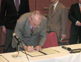 Dr. J. Van Goethem sign the MoU