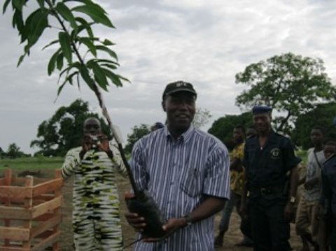 le Maire de Djougou met en terre le premier plant