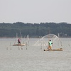 Scène de pêche à l'épervier sur le Lac Ahémé