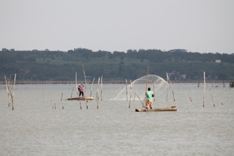 Scène de pêche à l'épervier sur le Lac Ahémé