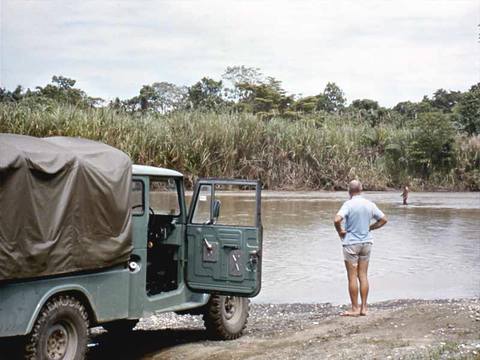 Fig. 12: 4x4 terreinwagen van het station op het punt een wad over te steken.