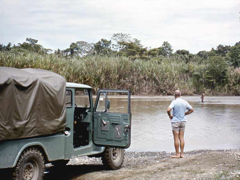 Fig. 12: 4x4 terreinwagen van het station op het punt een wad over te steken.