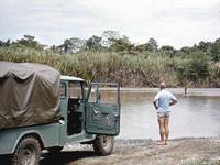 Fig. 12: 4x4 terreinwagen van het station op het punt een wad over te steken.